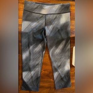 Under Armour capri leggings, black and white print, size med (see measurements)